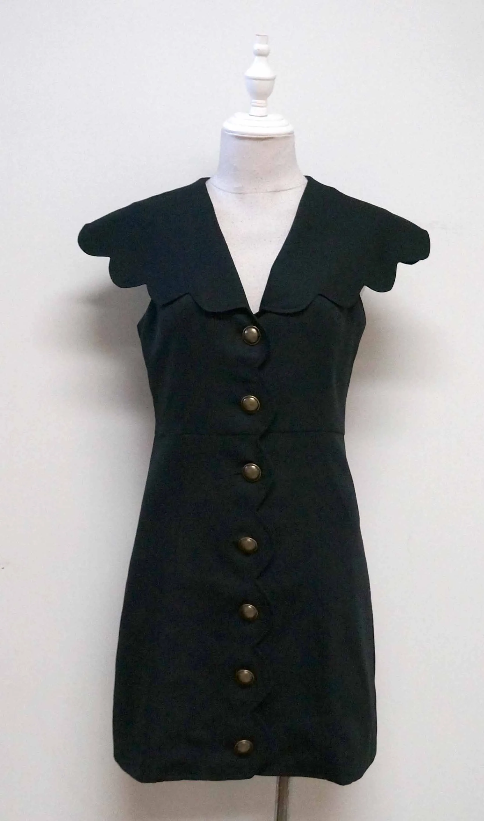 BLACK SCALLOPED DETAIL DRESS